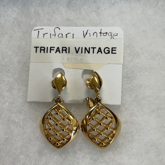 Trifari Jewelry - Vintage Trifari CLIP earrings